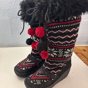 Juicy Couture Black and Red Winter Boots Knit Faux Fur Trim SZ 6 Wedge Comfy